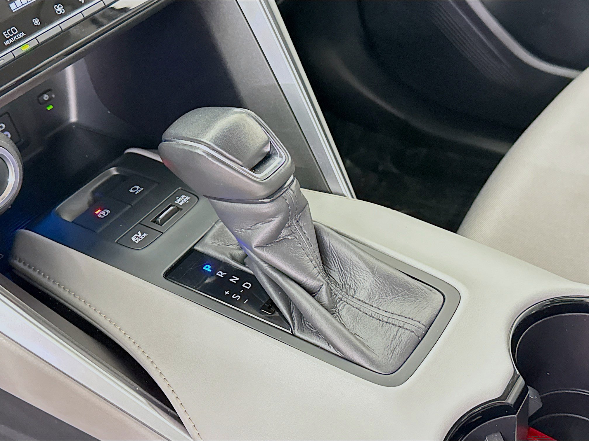 Certified 2024 Toyota Venza LE AWD/4WD image 16