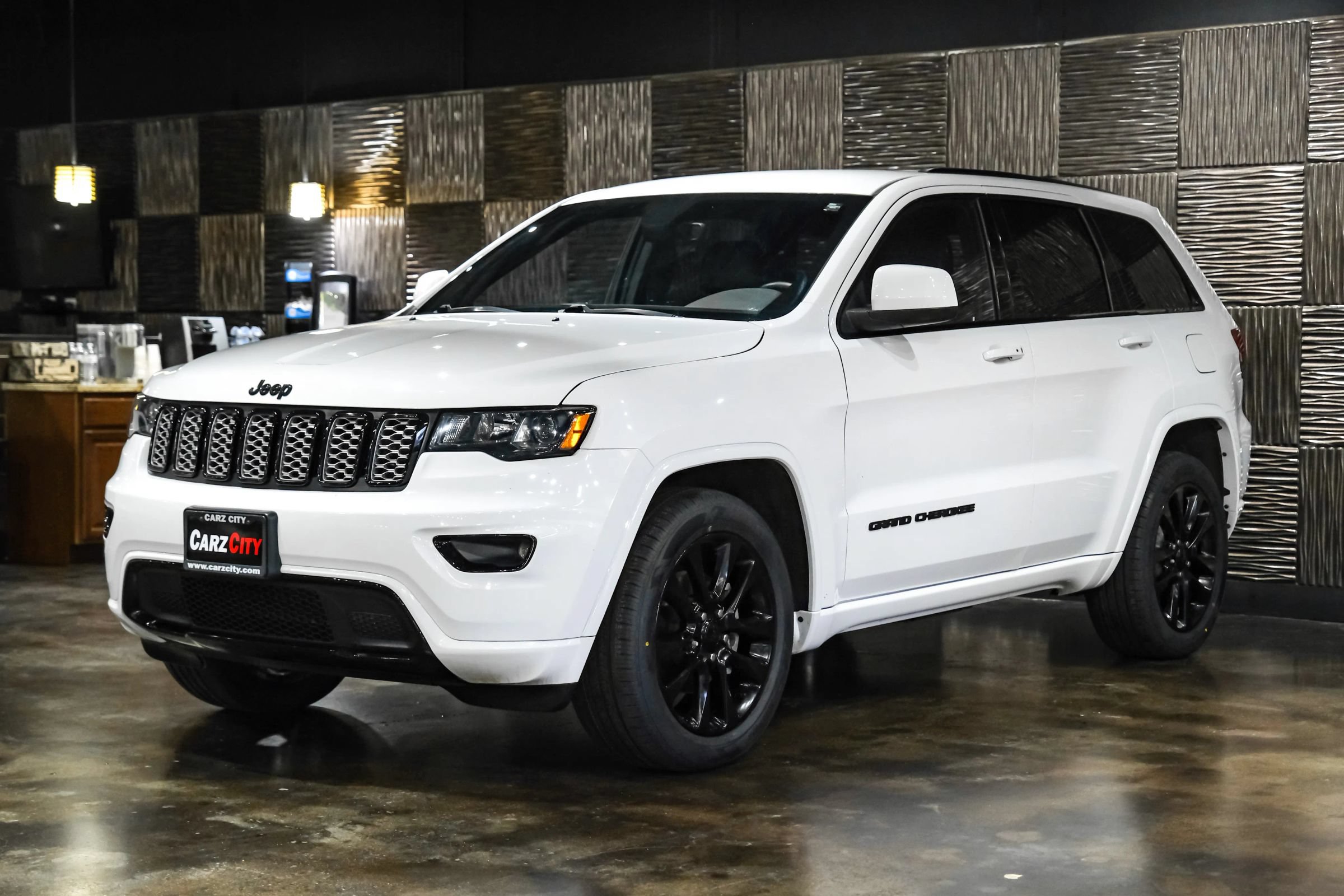 Used 2018 Jeep Grand Cherokee Altitude AWD/4WD image 6