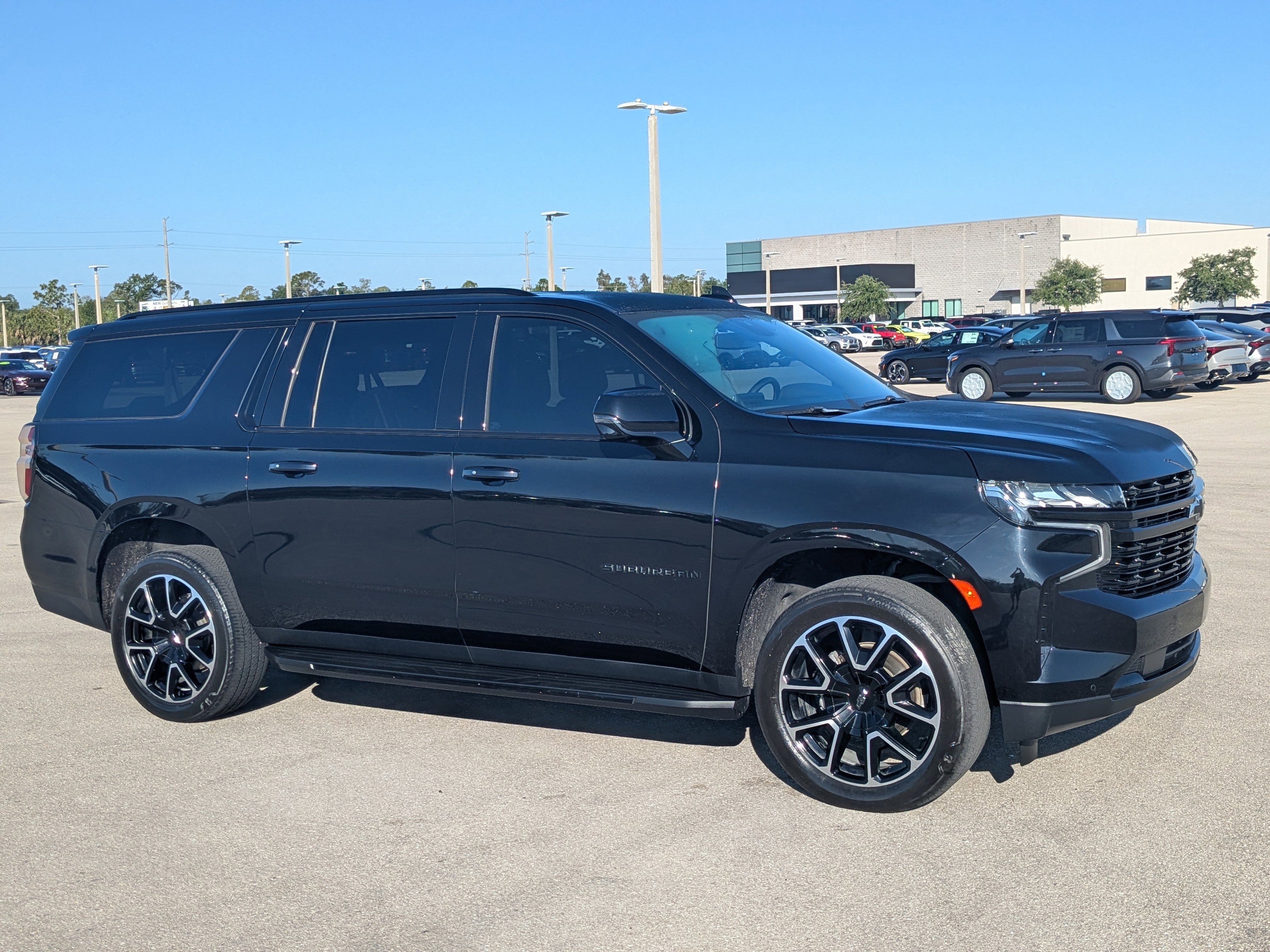 Used 2023 Chevrolet Suburban RST w/ Luxury Package AWD/4WD image 2