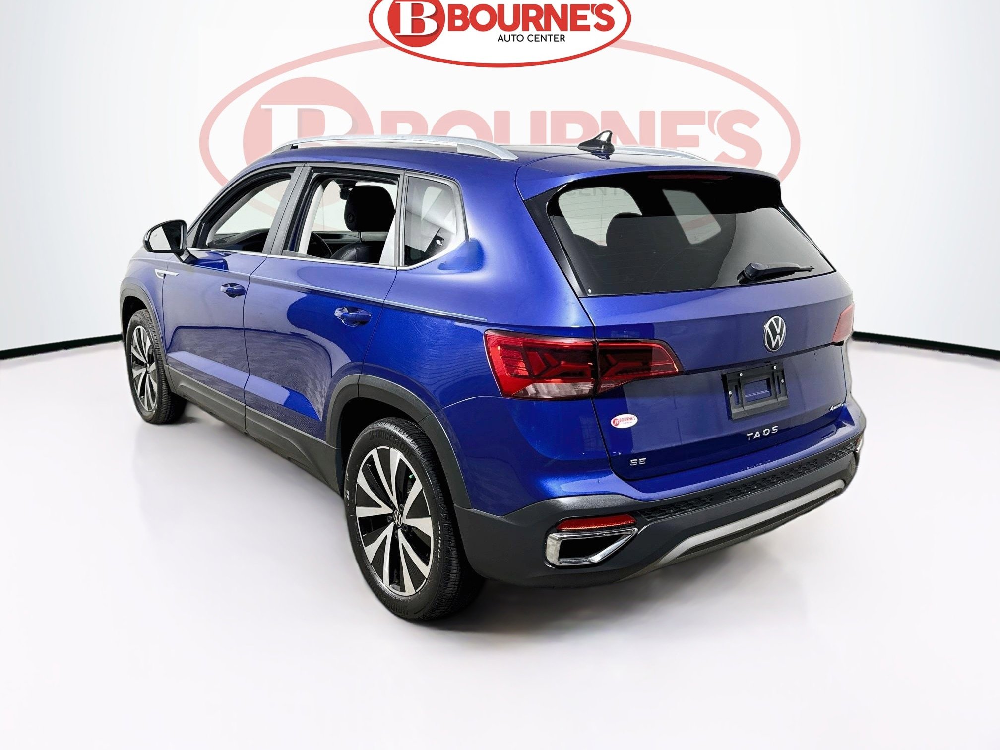 Used 2022 Volkswagen Taos SE w/ Panoramic Sunroof Package AWD/4WD image 8
