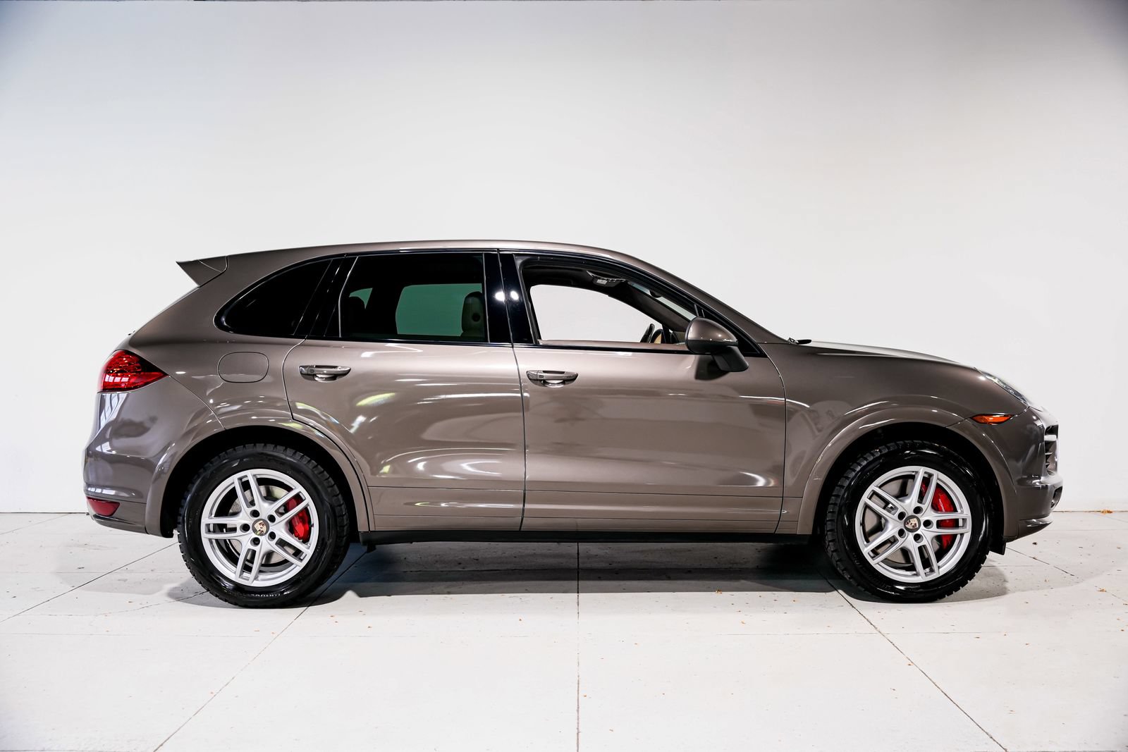Used 2013 Porsche Cayenne Turbo AWD/4WD image 2