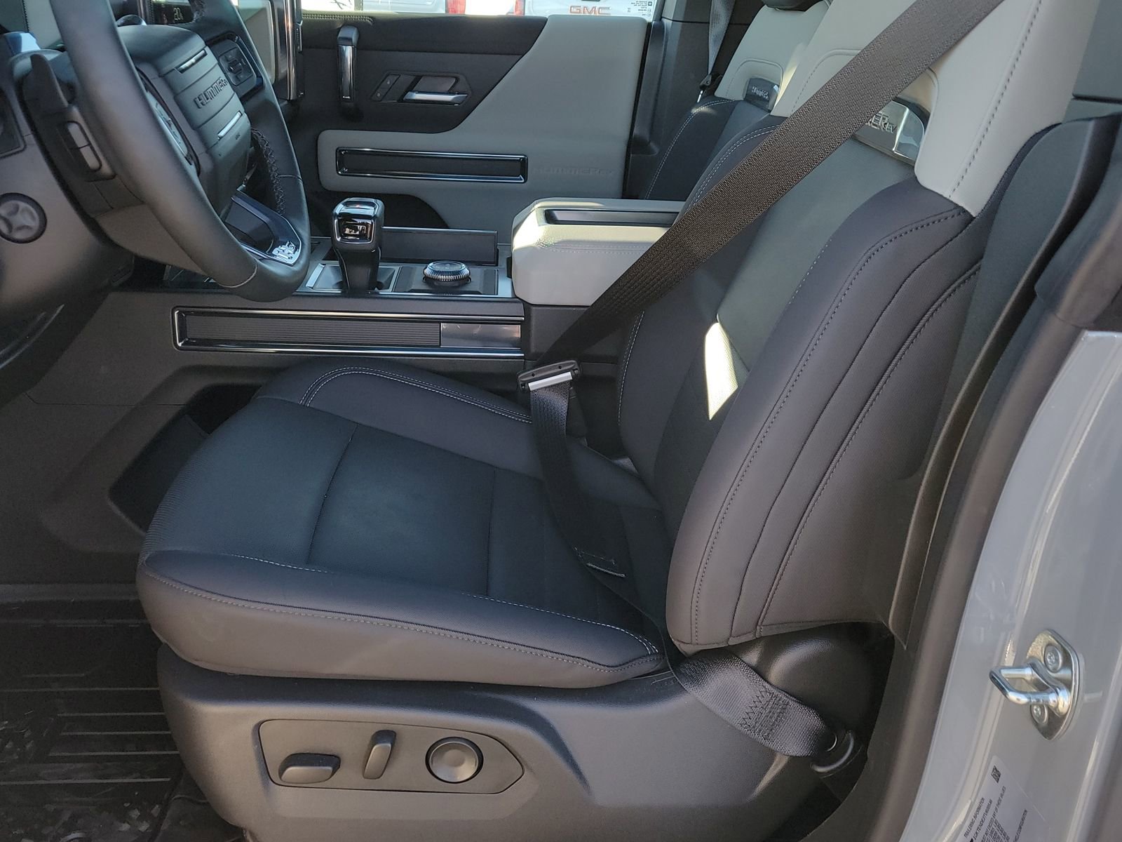 New 2026 GMC Hummer EV SUV w/ LPO, Dark Essentials Package image 6