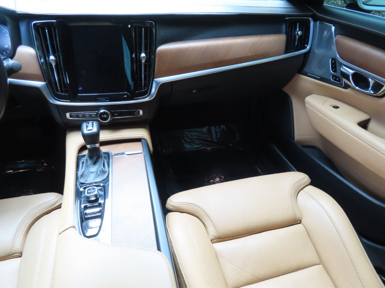 Used 2017 Volvo S90 T6 Inscription w/ Vision Package image 28
