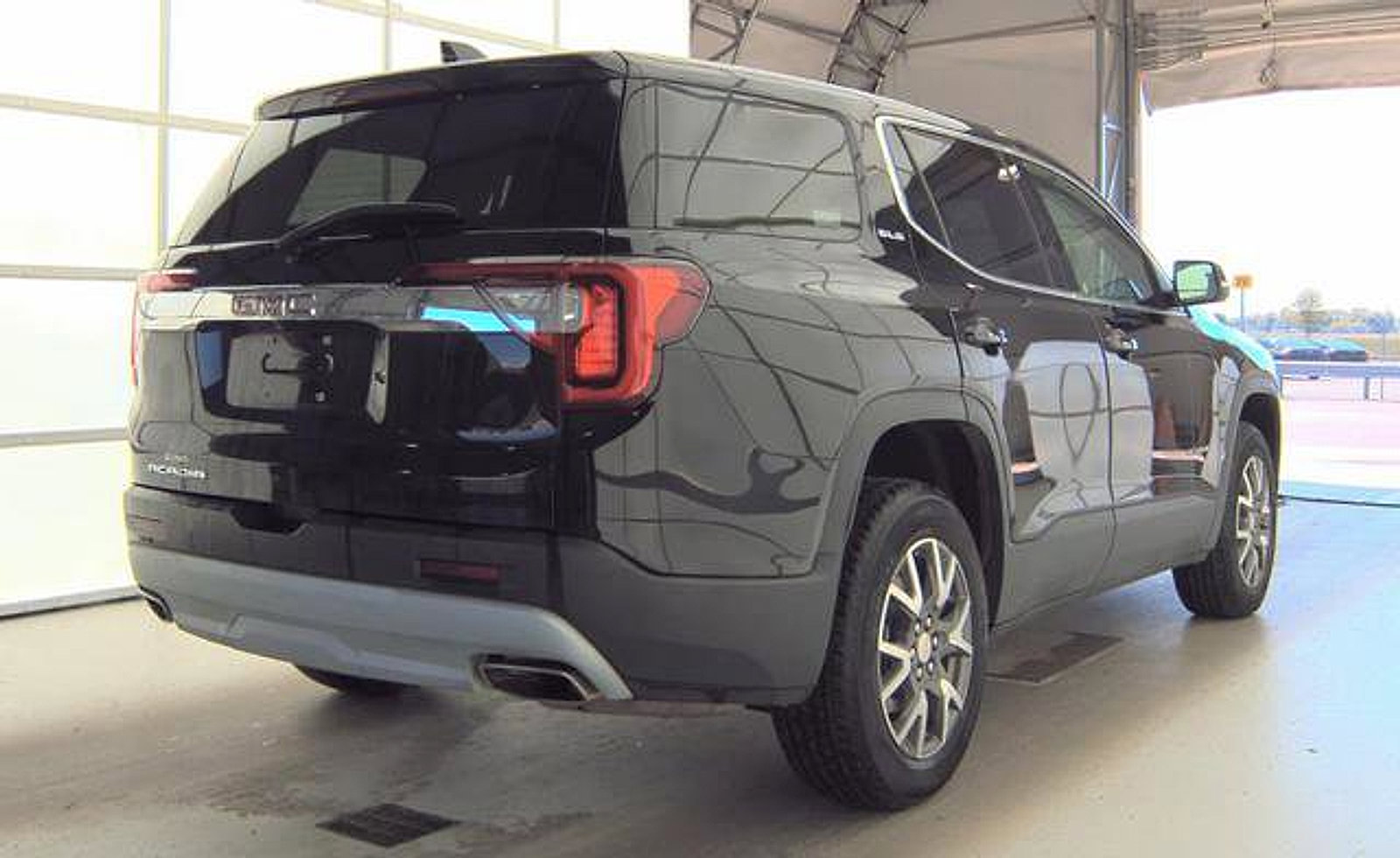 Used 2023 GMC Acadia SLE FWD image 8