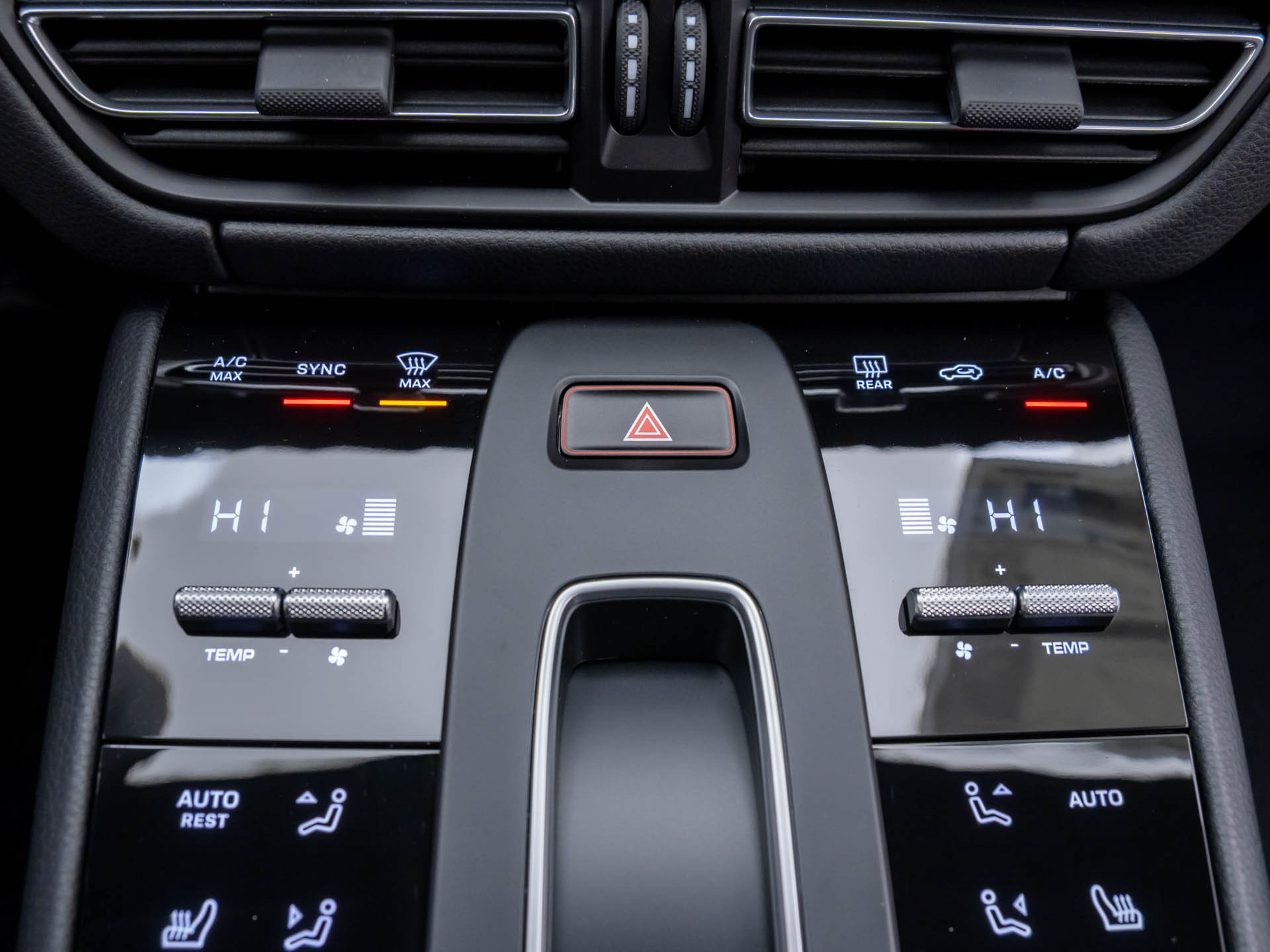Certified 2026 Porsche Macan AWD/4WD image 27