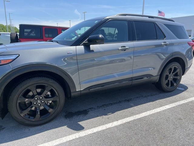 Used 2023 Ford Explorer ST-Line w/ Class IV Trailer Tow Package AWD/4WD image 8