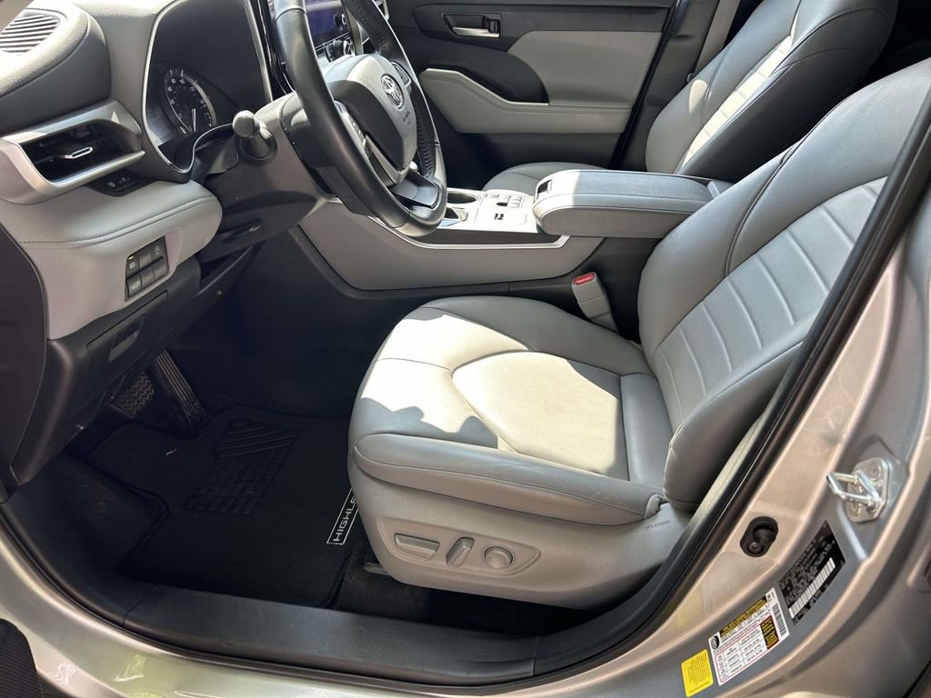 Used 2023 Toyota Highlander XLE FWD image 12