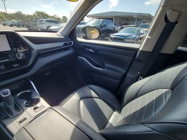 Used 2022 Toyota Highlander XLE image 3