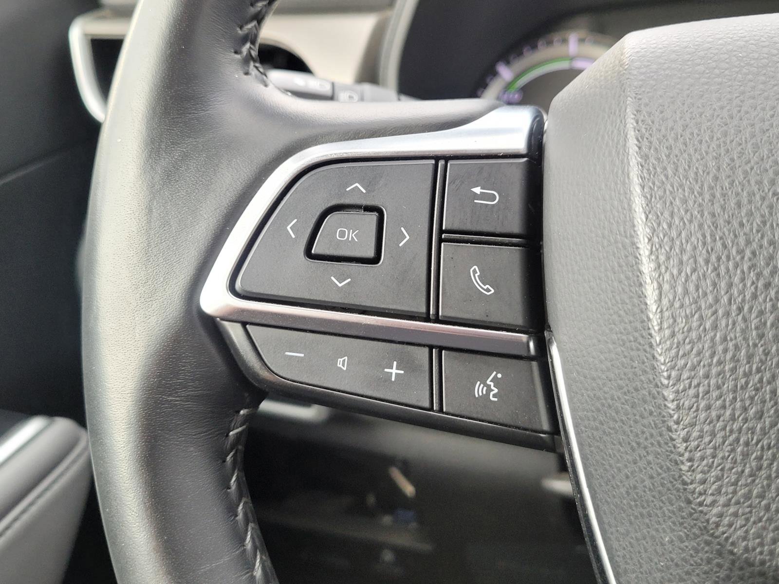 Used 2021 Toyota Highlander LE AWD/4WD image 9