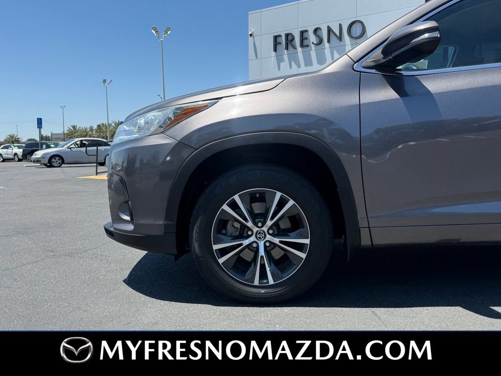 Used 2018 Toyota Highlander Plus w/ Preferred Accessory Package AWD/4WD image 5