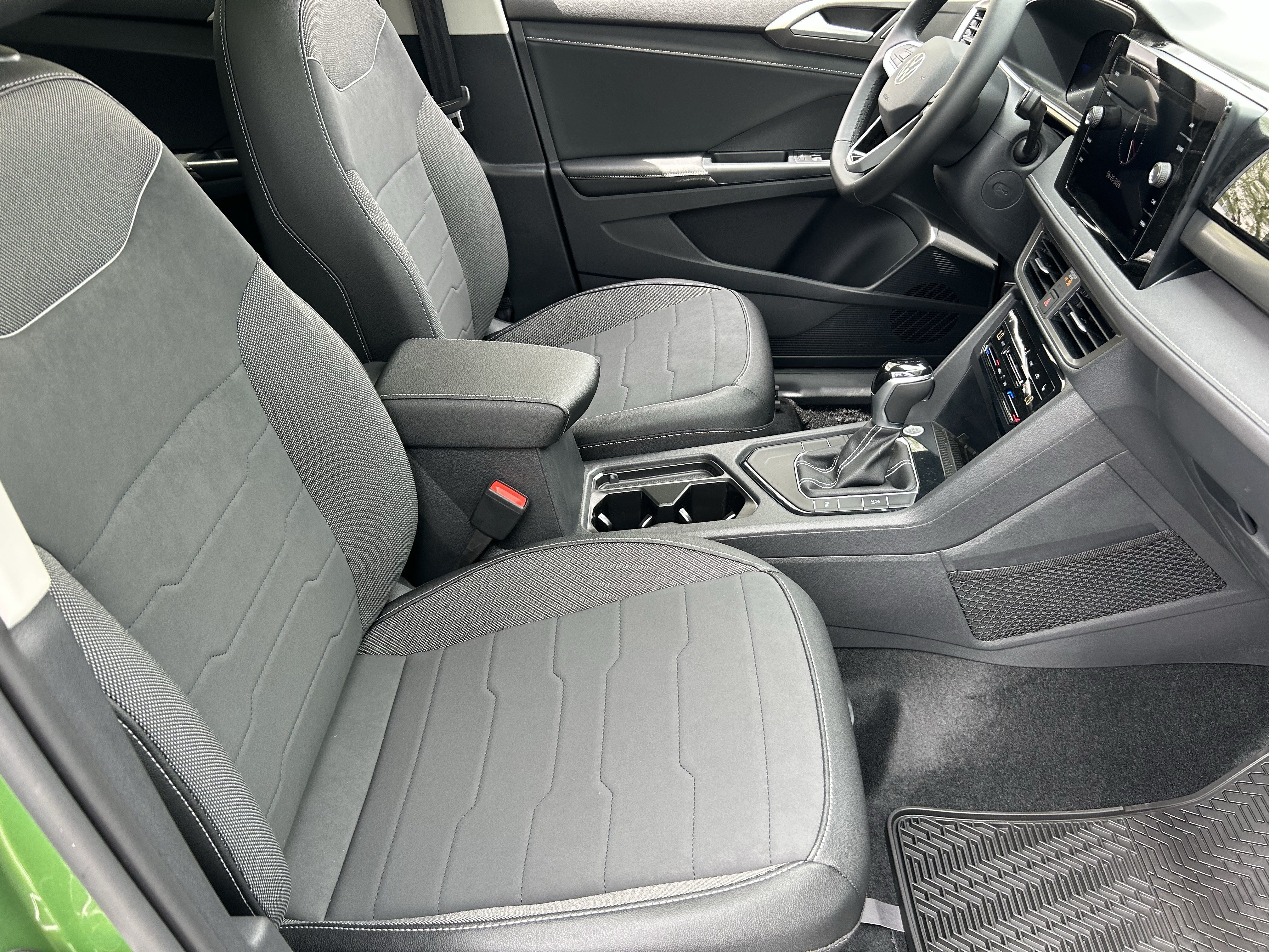 New 2026 Volkswagen Taos SE FWD image 8