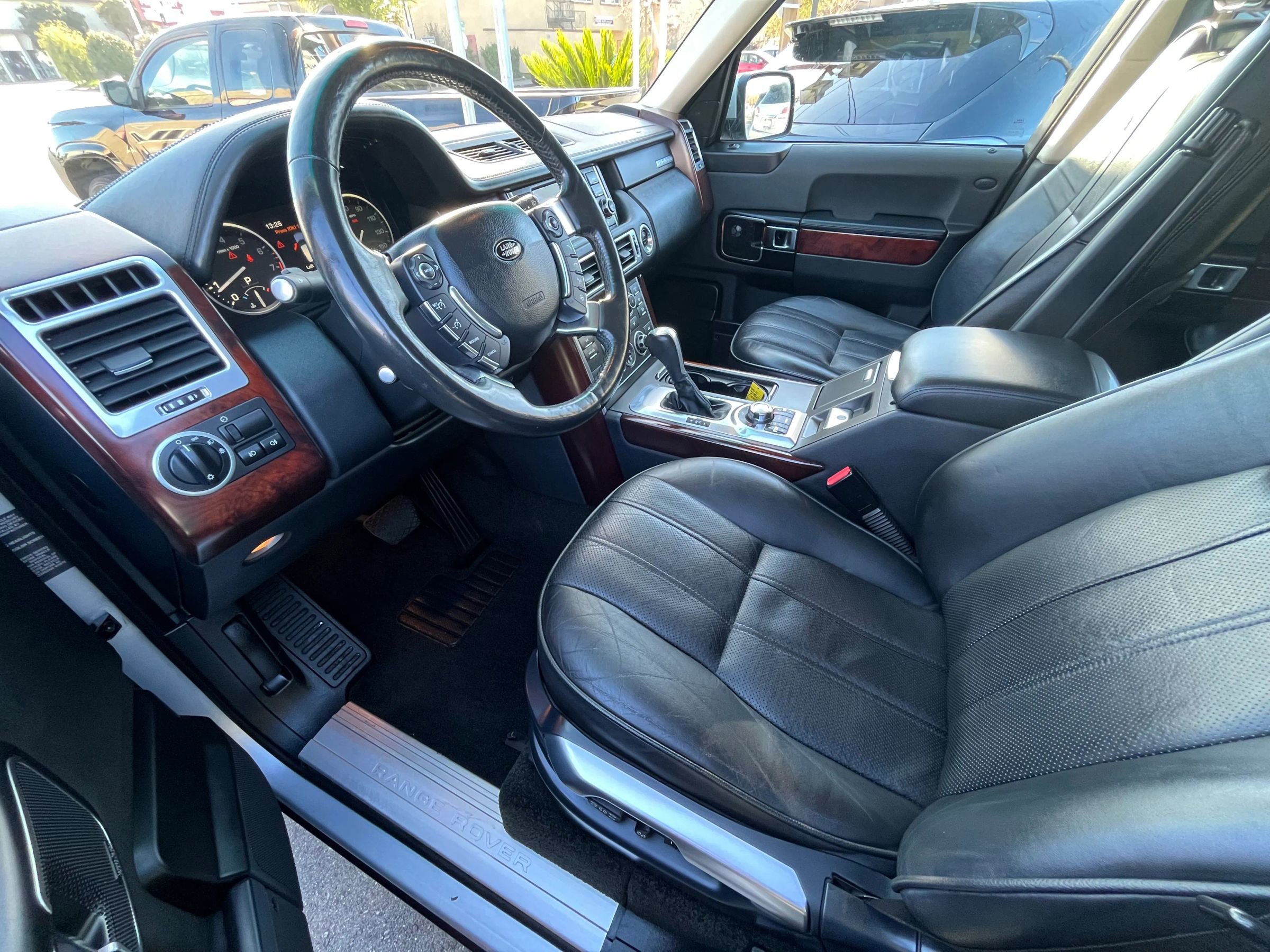 Used 2011 Land Rover Range Rover HSE AWD/4WD image 10