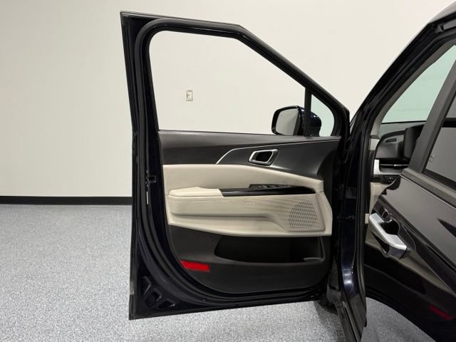 Used 2023 Kia Carnival LX FWD image 9