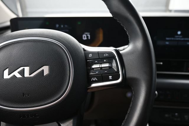 Used 2025 Kia Carnival FWD image 17