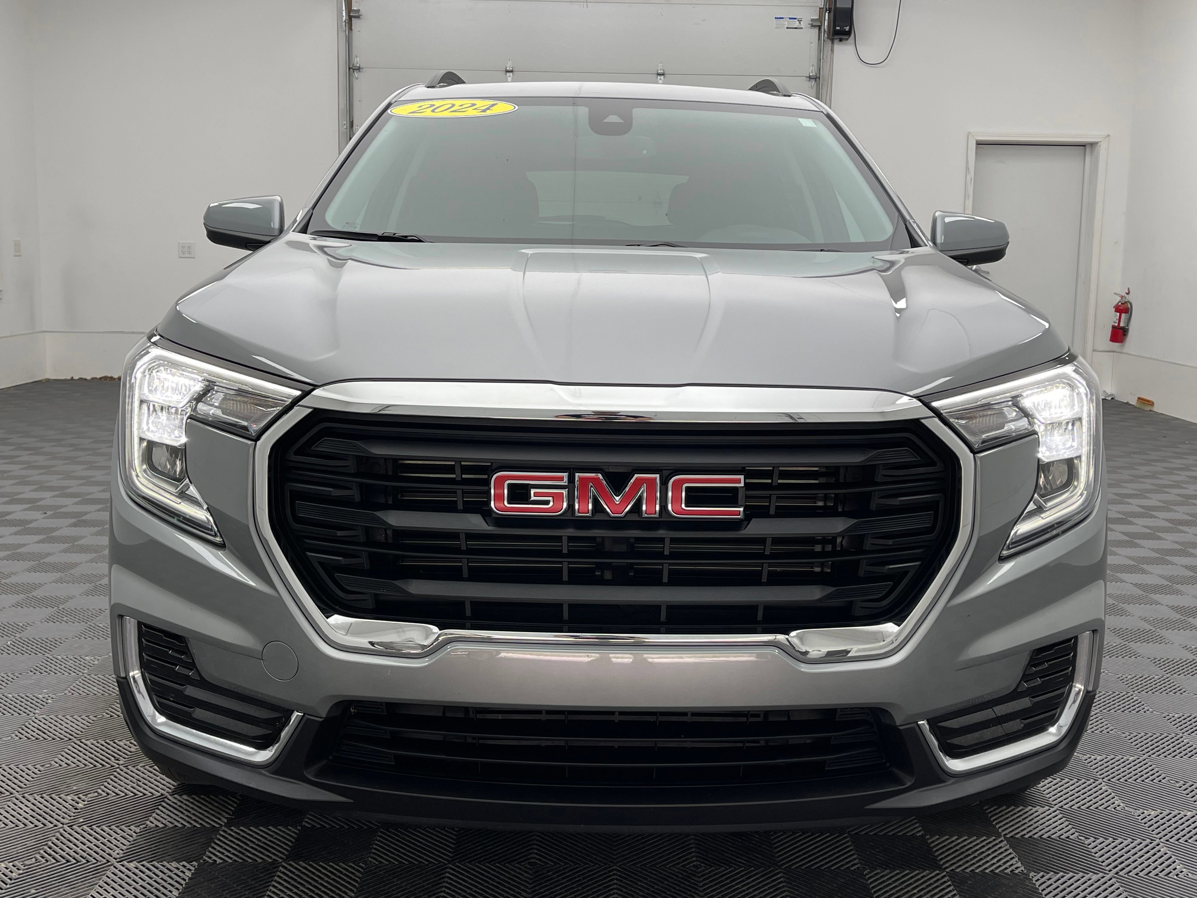 Used 2024 GMC Terrain SLE w/ Driver Convenience Package FWD image 13