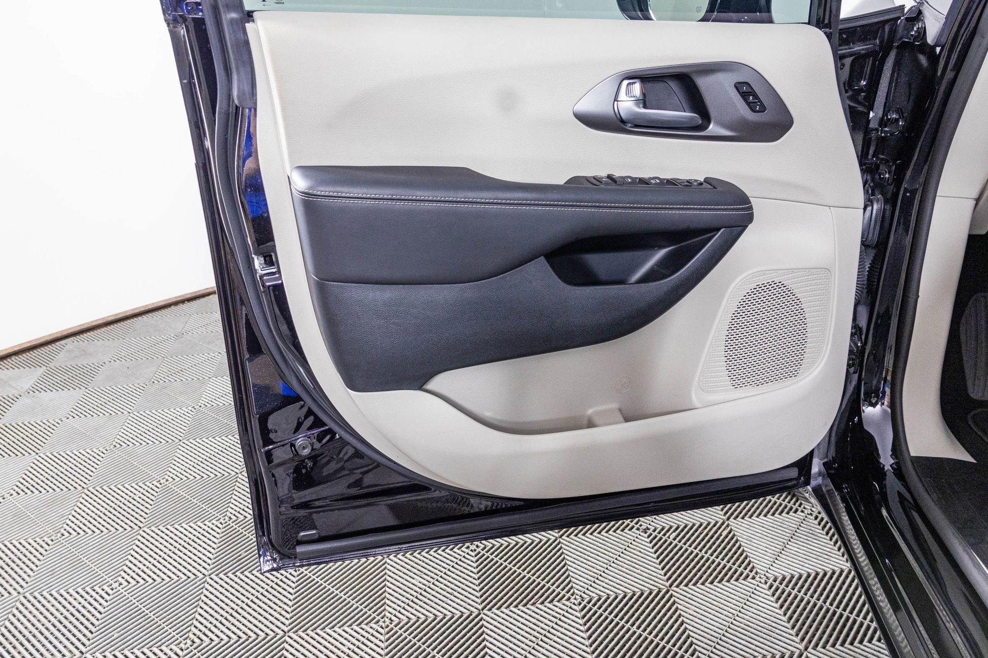 Used 2024 Chrysler Pacifica Touring-L image 16