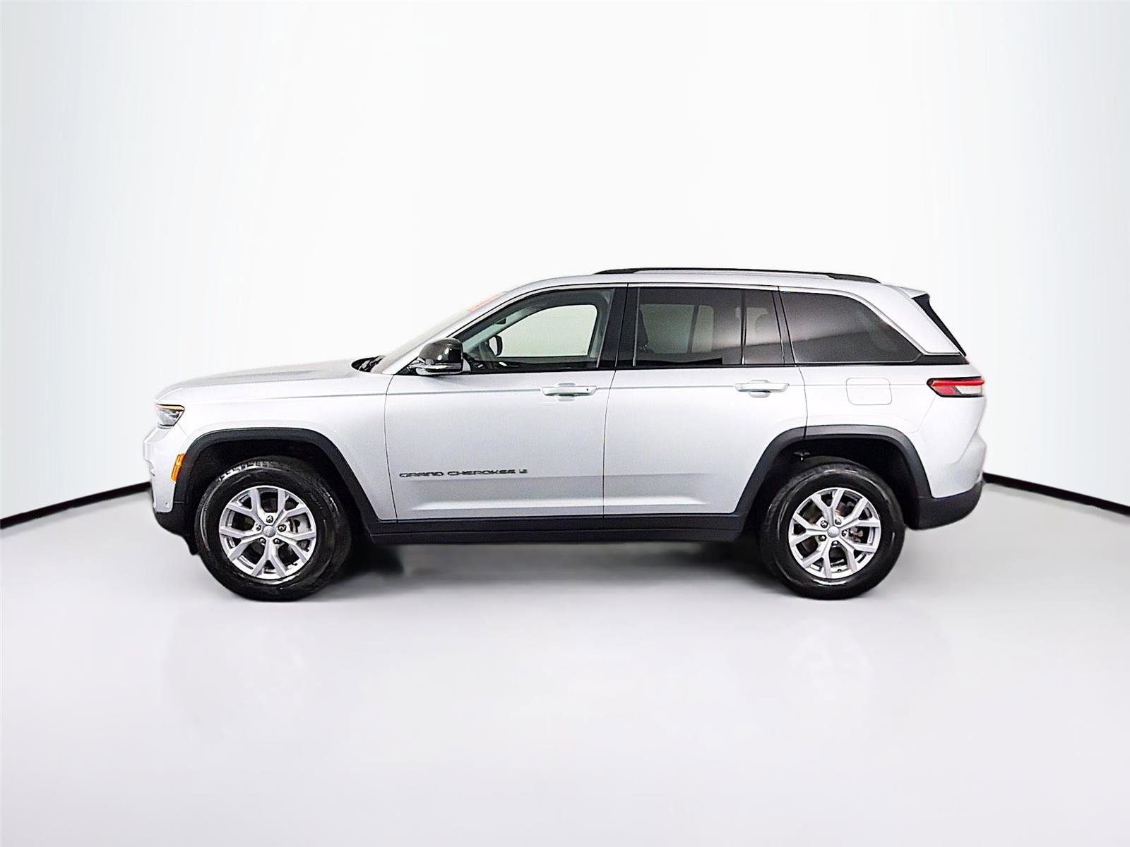 Used 2022 Jeep Grand Cherokee Limited w/ Luxury Tech Group II AWD/4WD image 4