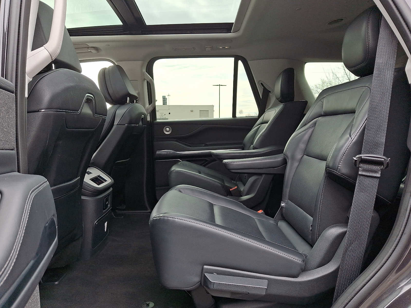 Used 2025 Lincoln Navigator Reserve image 11