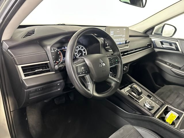 Used 2023 Mitsubishi Outlander SE image 13
