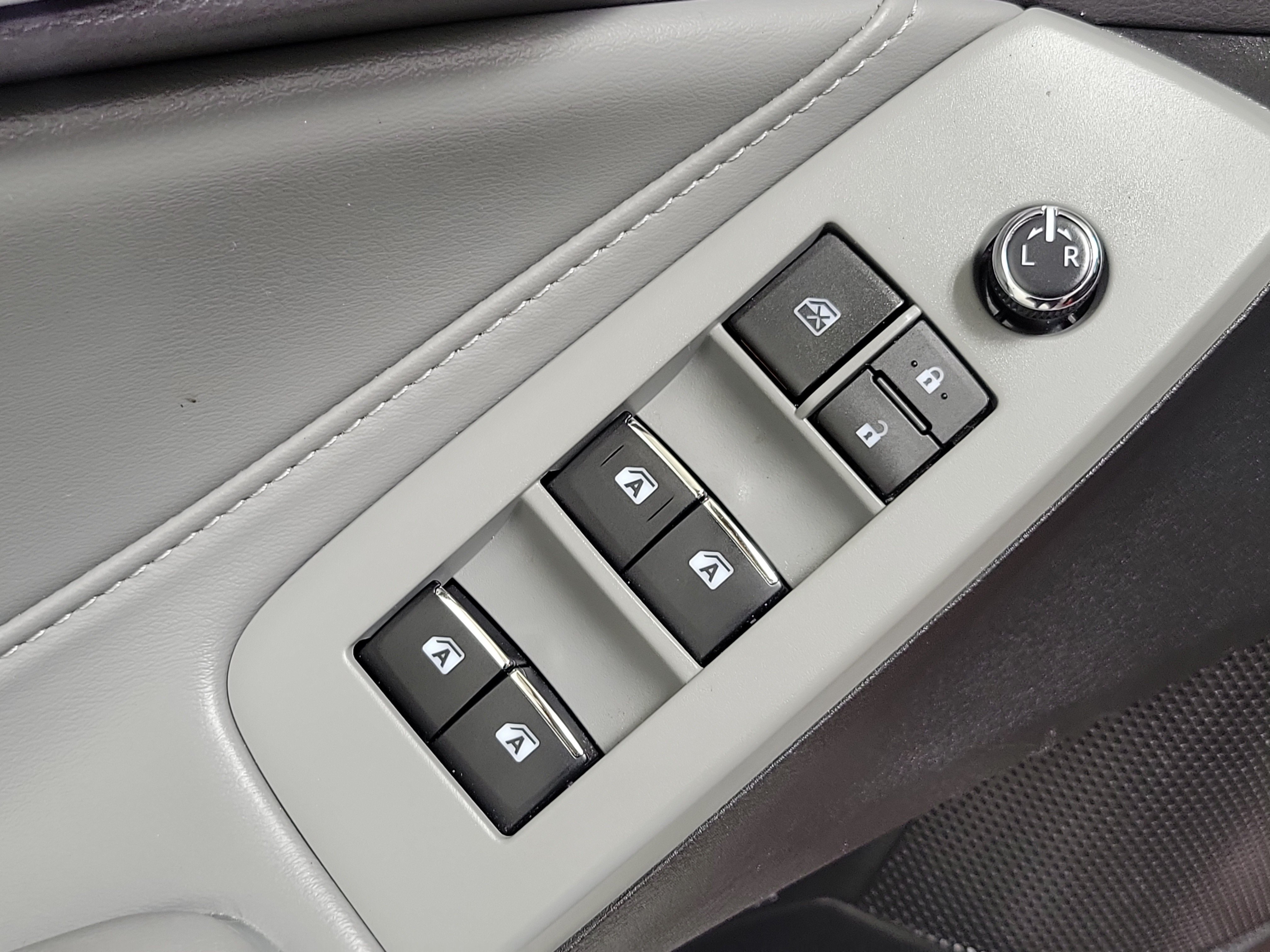 Certified 2022 Toyota Avalon XLE w/ Moonroof Package FWD image 19