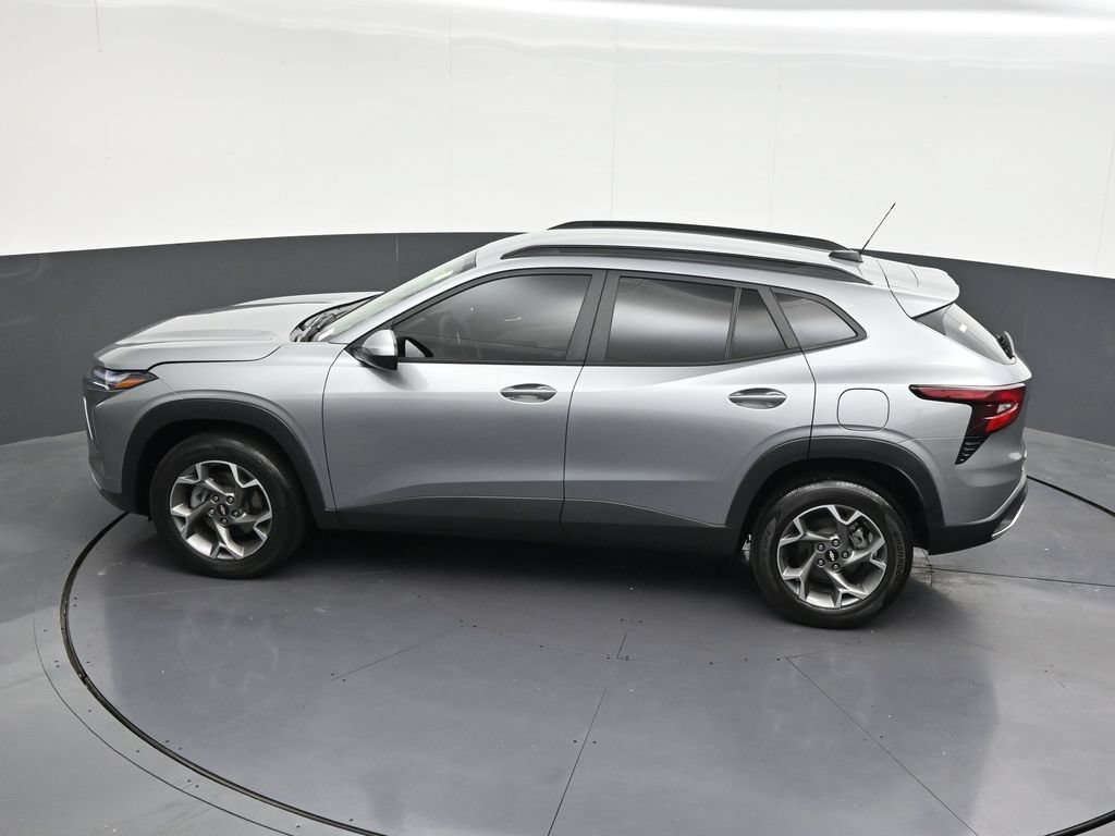 Used 2025 Chevrolet Trax LT FWD image 18