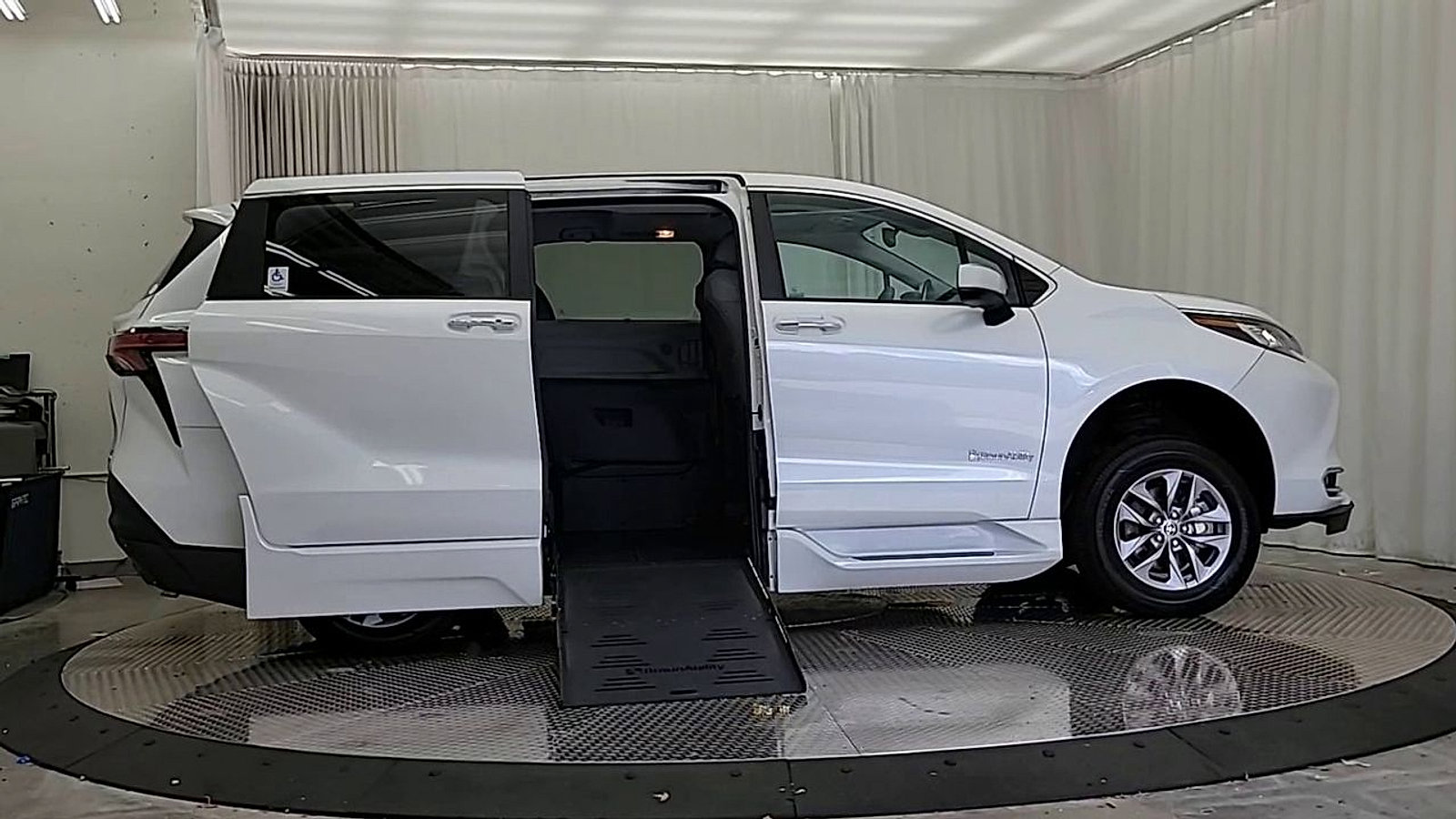 Used 2022 Toyota Sienna XLE FWD image 4