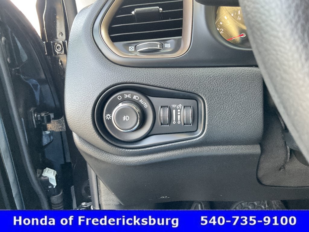 Used 2023 Jeep Renegade Latitude AWD/4WD image 39