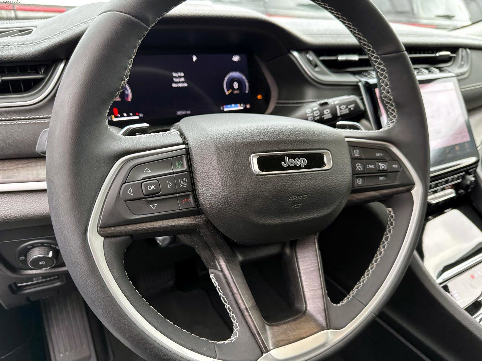 Used 2023 Jeep Grand Cherokee Limited w/ Luxury Tech Group II image 14