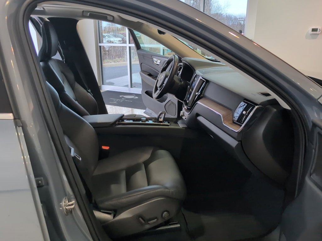 Used 2022 Volvo XC60 B5 Momentum w/ Advanced Package image 50