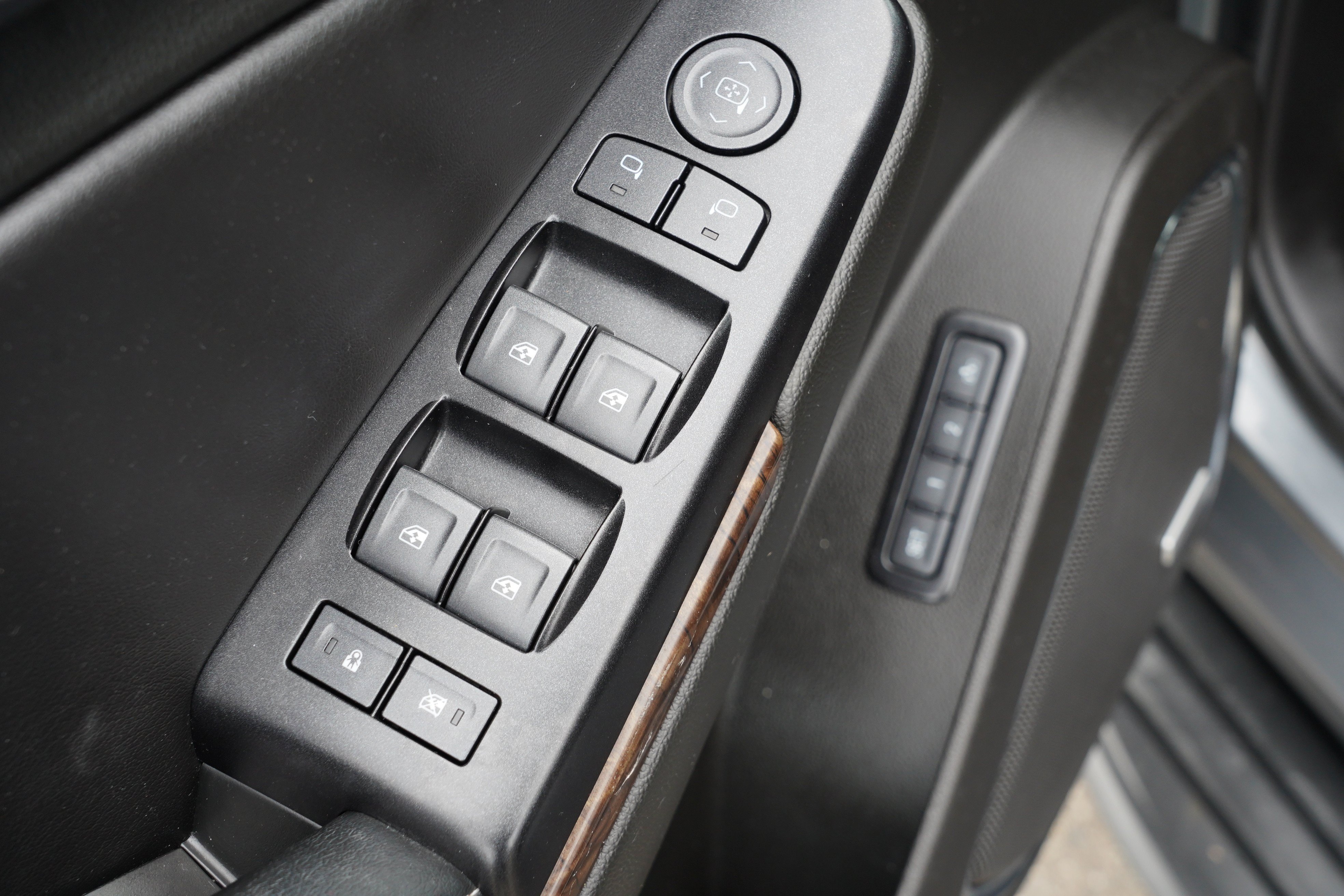 Used 2018 Chevrolet Tahoe LT AWD/4WD image 16