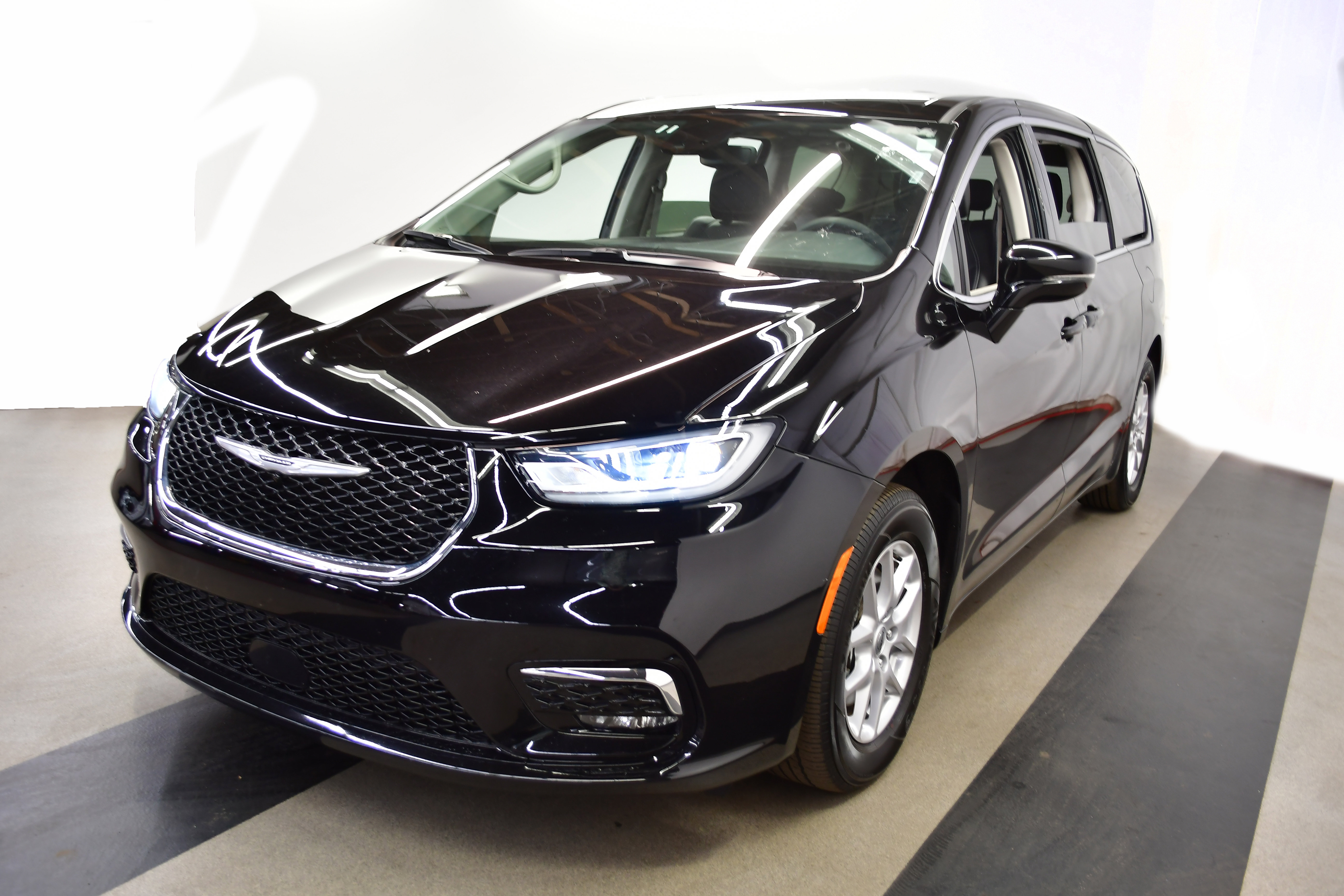 Used 2024 Chrysler Pacifica Touring-L image 4