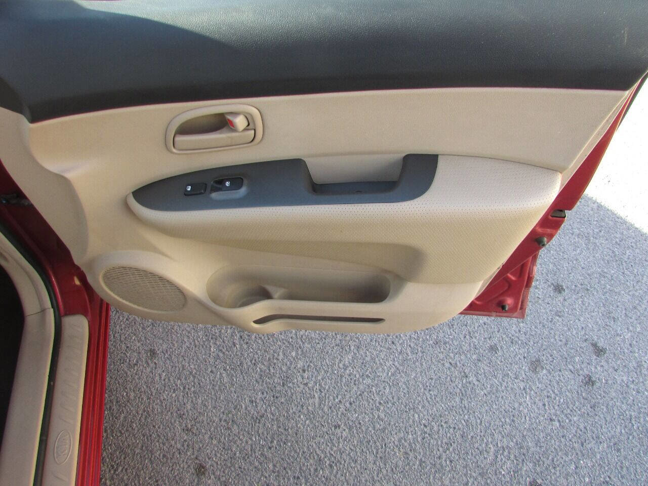 Used 2007 Kia Rondo LX w/ Convenience Pkg FWD image 31