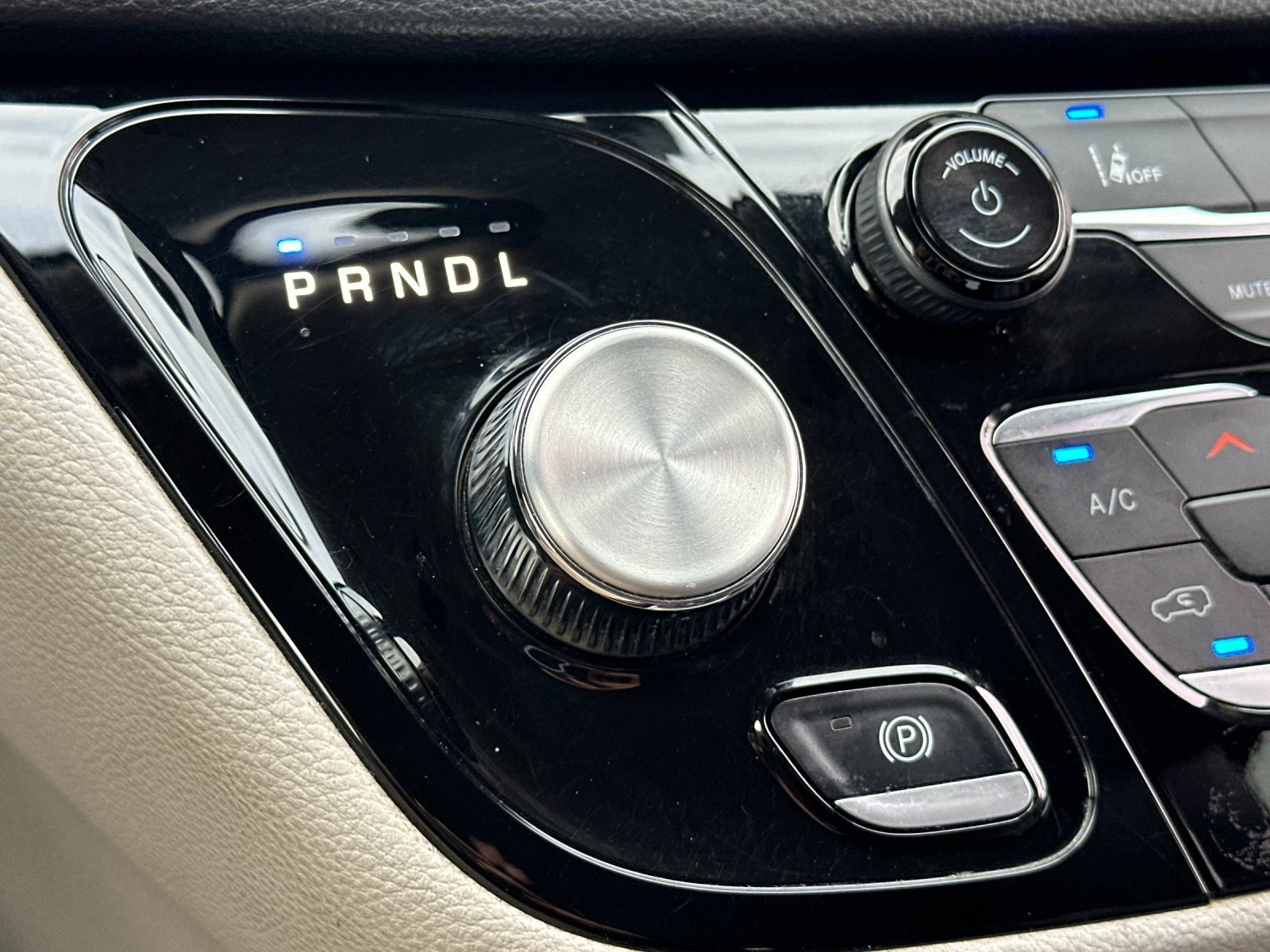 Used 2023 Chrysler Pacifica Touring-L image 21