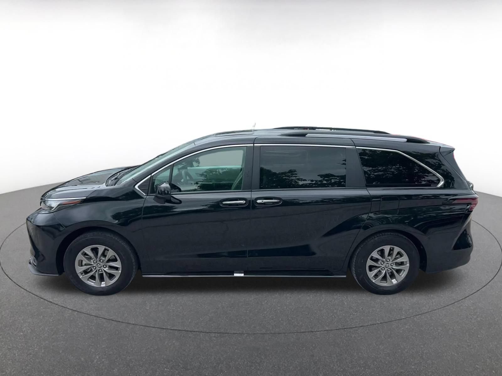Used 2025 Toyota Sienna XLE FWD image 8