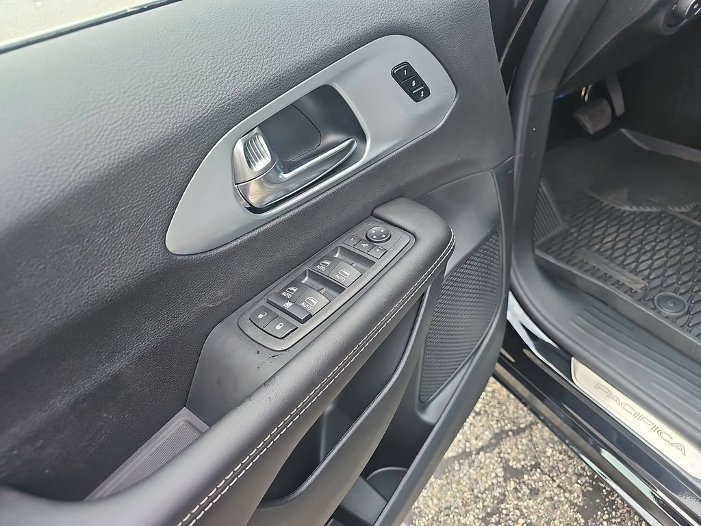 New 2026 Chrysler Pacifica Limited AWD/4WD image 13