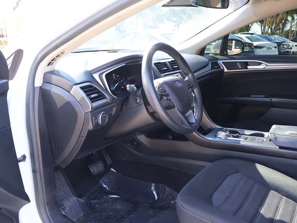 Used 2020 Ford Fusion SE image 25
