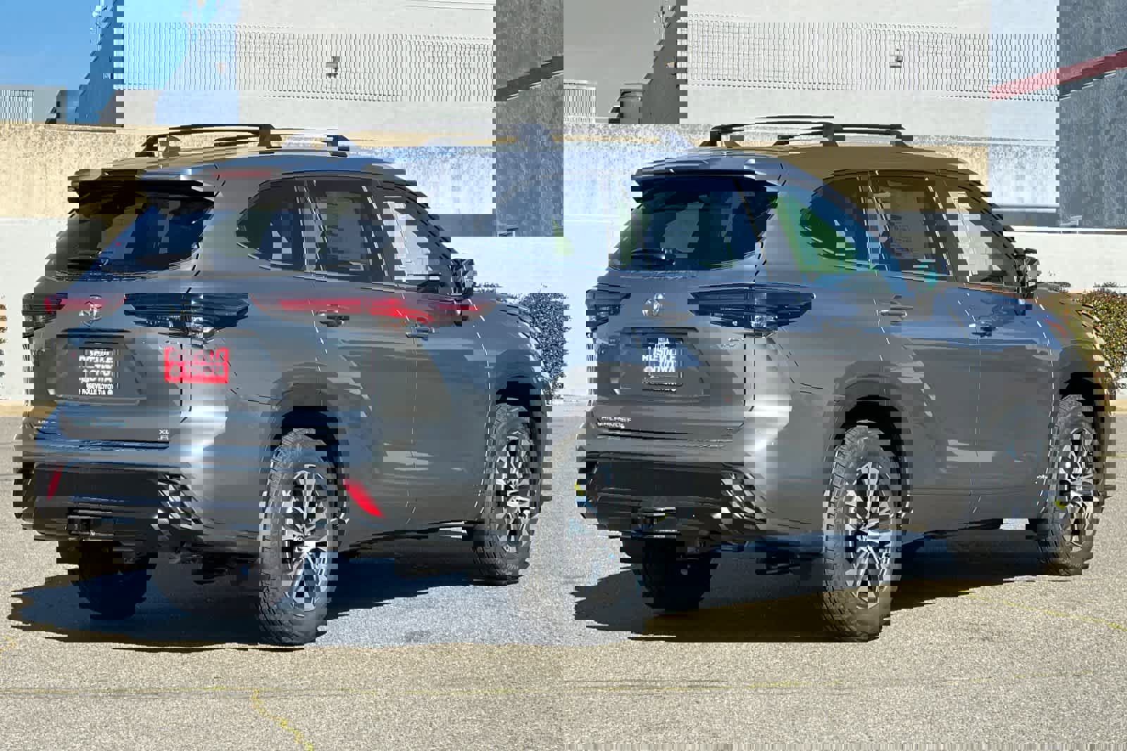 New 2026 Toyota Highlander XLE image 2