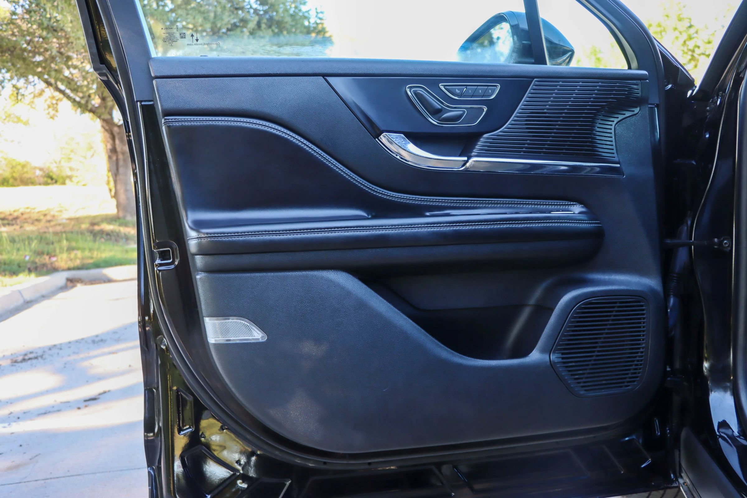 Used 2020 Lincoln Corsair AWD w/ Premium Package image 13