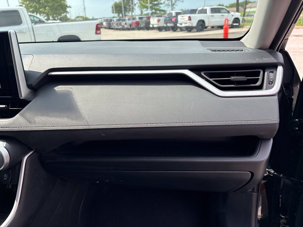 Used 2025 Toyota RAV4 XLE FWD image 32