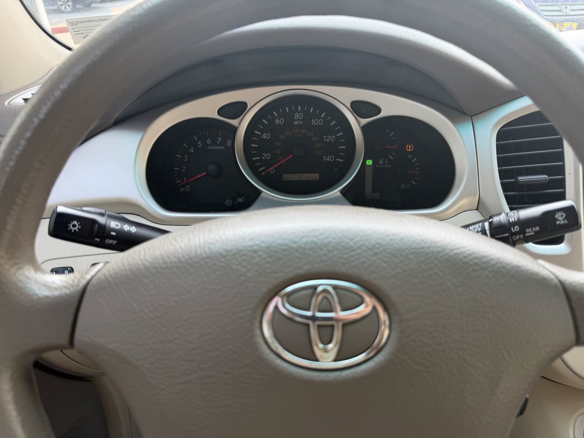 Used 2005 Toyota Highlander 2WD V6 w/ 3rd Row image 18