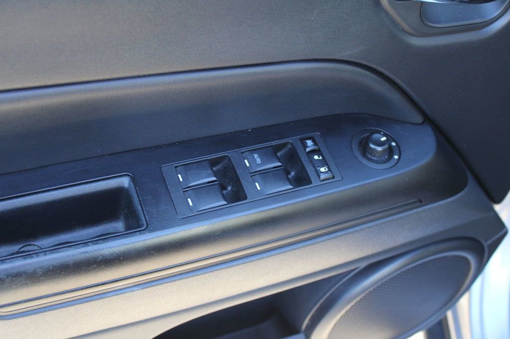 Used 2016 Jeep Compass 75th Anniversary w/ Power Value Group image 28