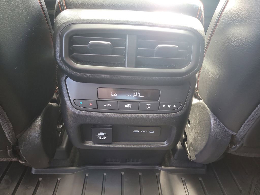 Used 2025 Honda Pilot TrailSport image 15