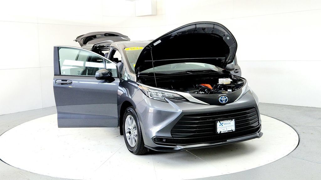 Certified 2025 Toyota Sienna LE AWD/4WD image 9
