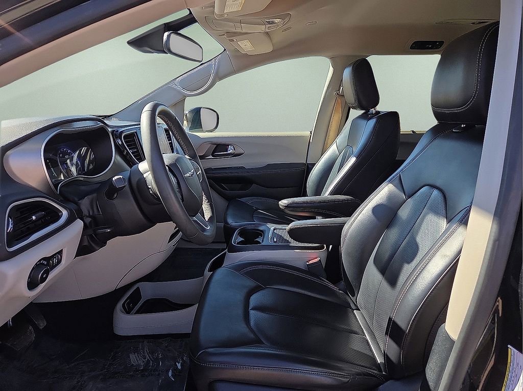 Used 2023 Chrysler Pacifica Touring-L image 17