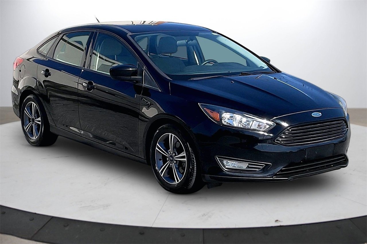 Used 2018 Ford Focus SE w/ SE Appearance Package image 2