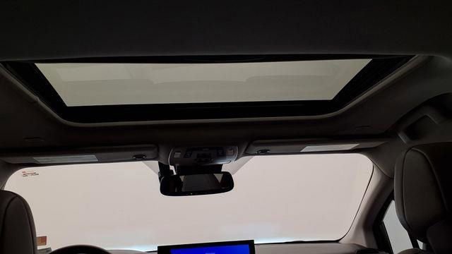 Used 2025 Toyota Sienna XLE image 25