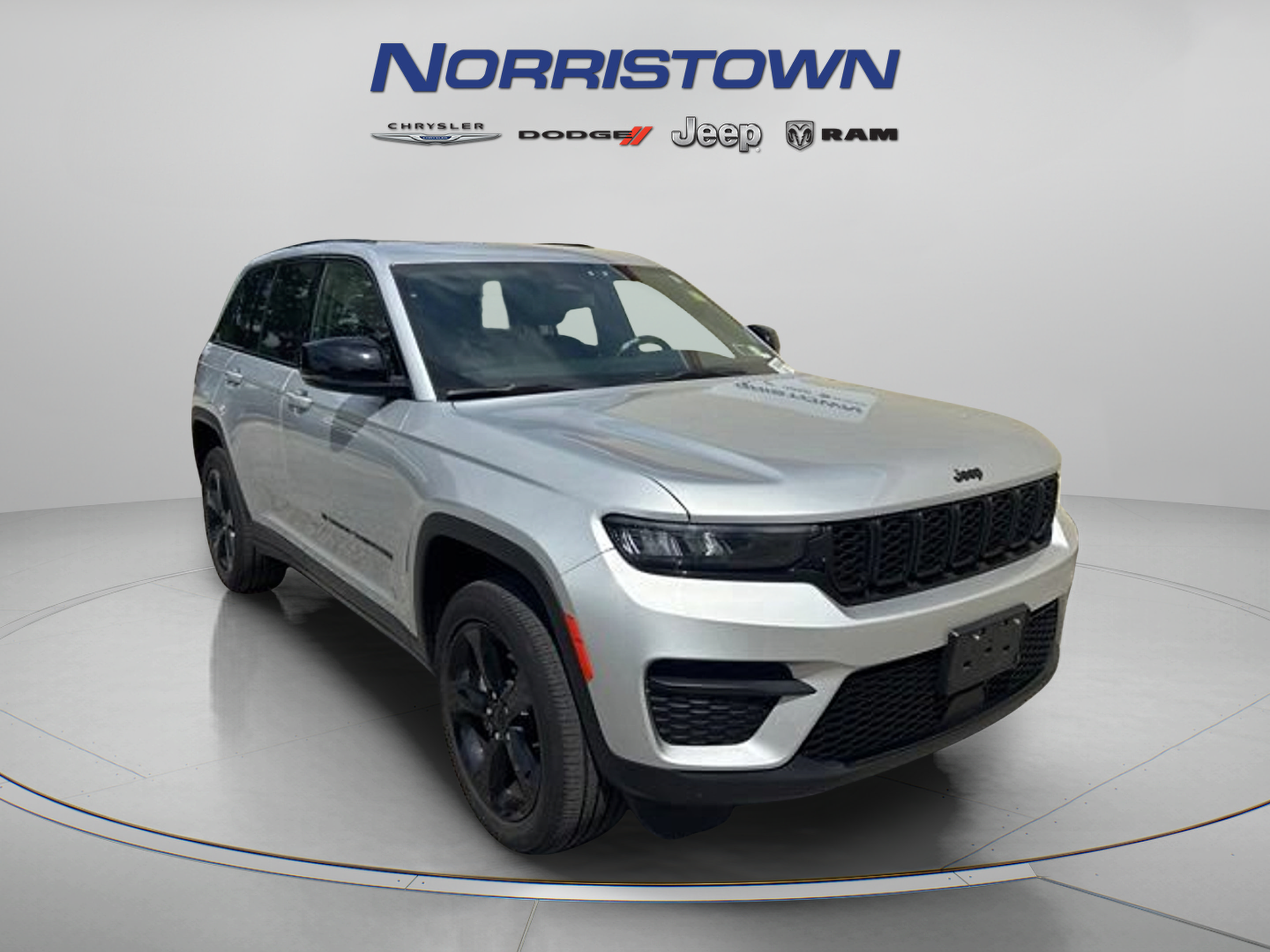 Used 2023 Jeep Grand Cherokee Altitude AWD/4WD image 2
