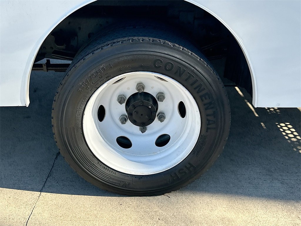 Used 2018 Isuzu NPR image 32