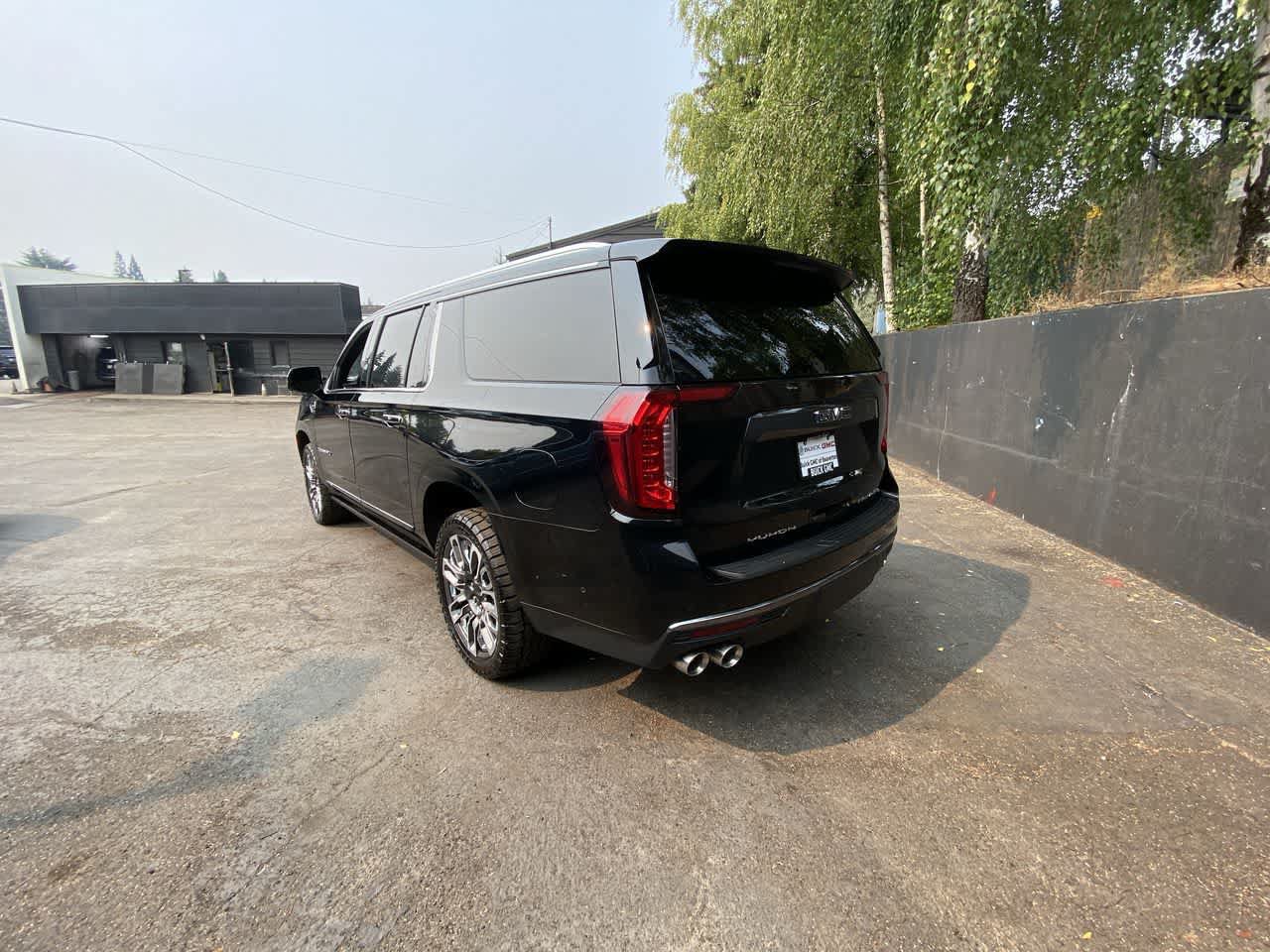 Used 2023 GMC Yukon XL Denali Ultimate AWD/4WD image 4