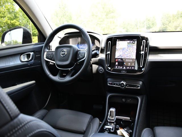 Used 2025 Volvo XC40 B5 Plus w/ Protection Package Premier AWD/4WD image 17